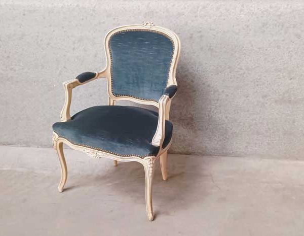 Кресло с изящна дърворезба