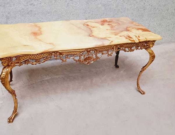 Красива салонна маса