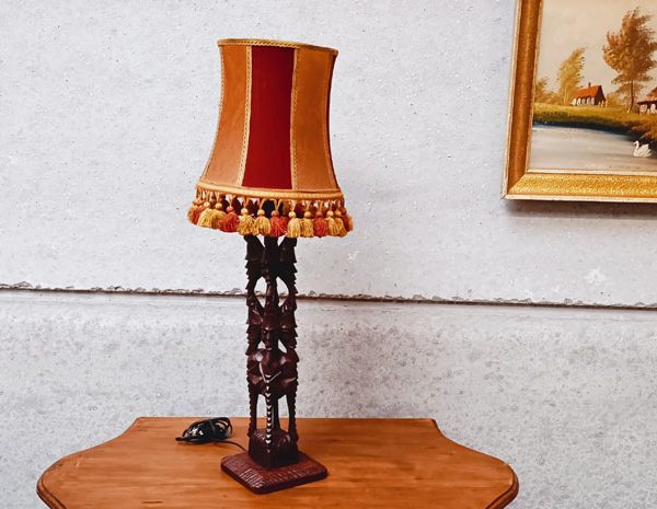 Лампа с дървена основа