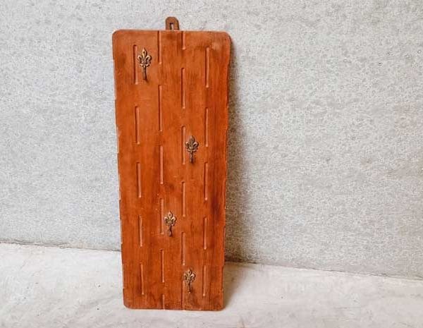 Дървена закачалка