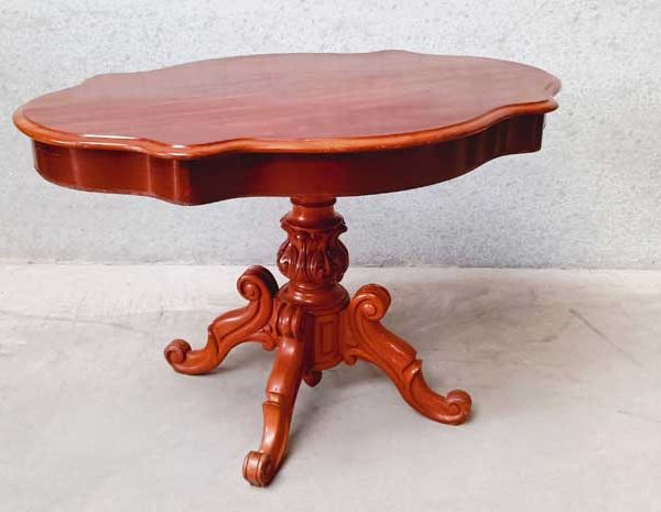 Маса с резбован пачи крак