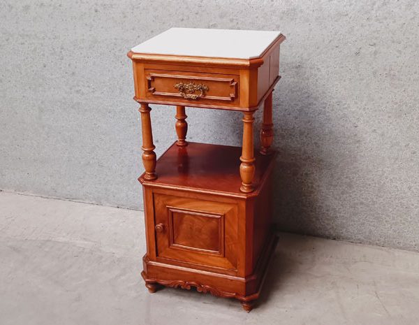 Антикварно нощно шкафче
