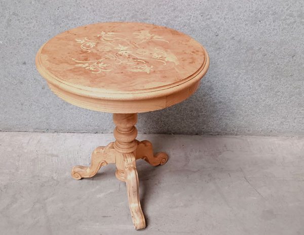 Дъбова интериорна масичка