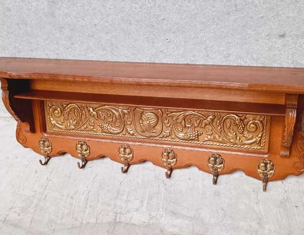 Резбована закачалка