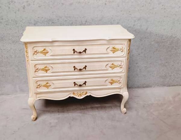 Изящен комод