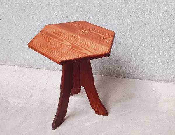 Постамент дървен