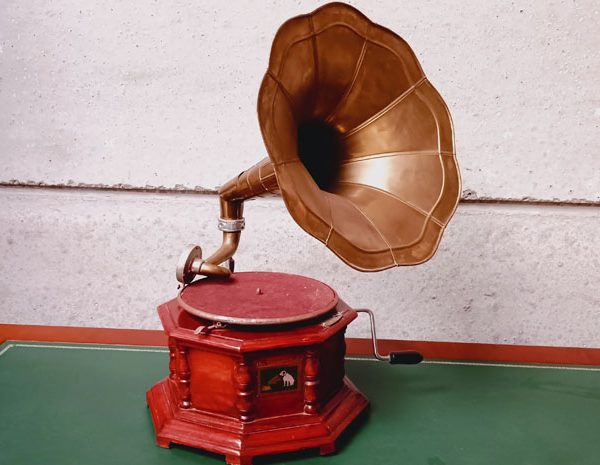 Грамофон "His Master`s Voice"